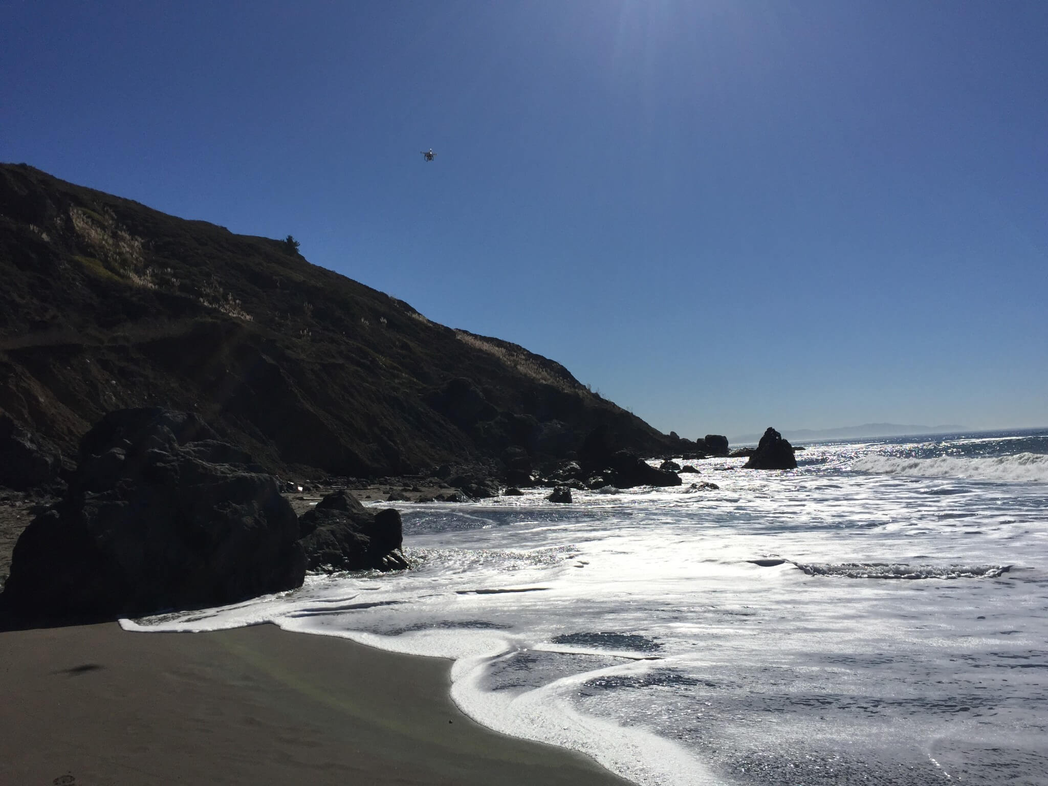 På Muir Beach kan man mærke Stillehavets enorme kraft - og det kølige vand.