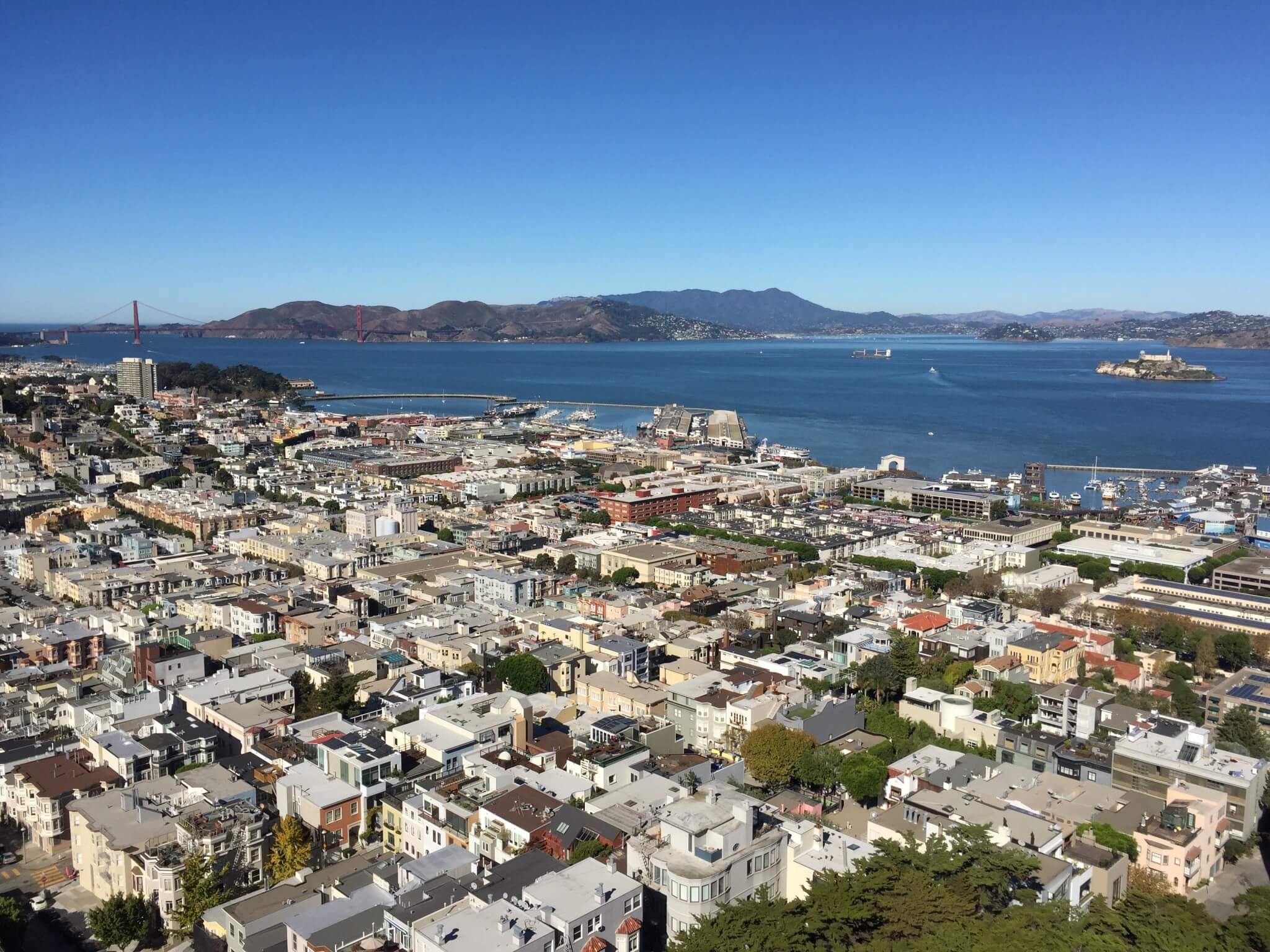 San Francisco byder på vidunderlige udsigtspunkter. Her er vi en Coit Tower og nyder udsigten til Alcatraz og Golden Gate Bridge.