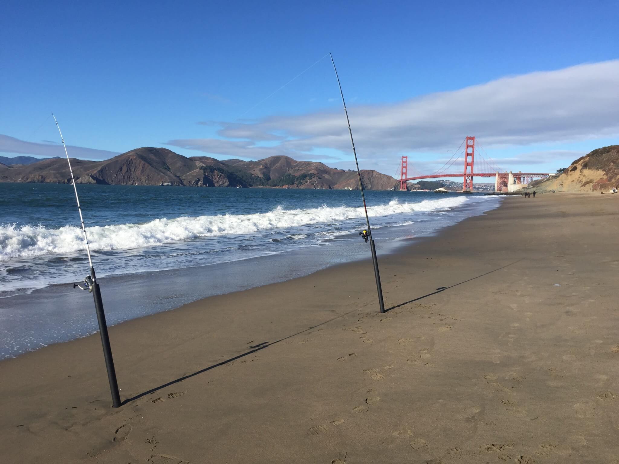 Golden Gate Bridge set fra stranden.