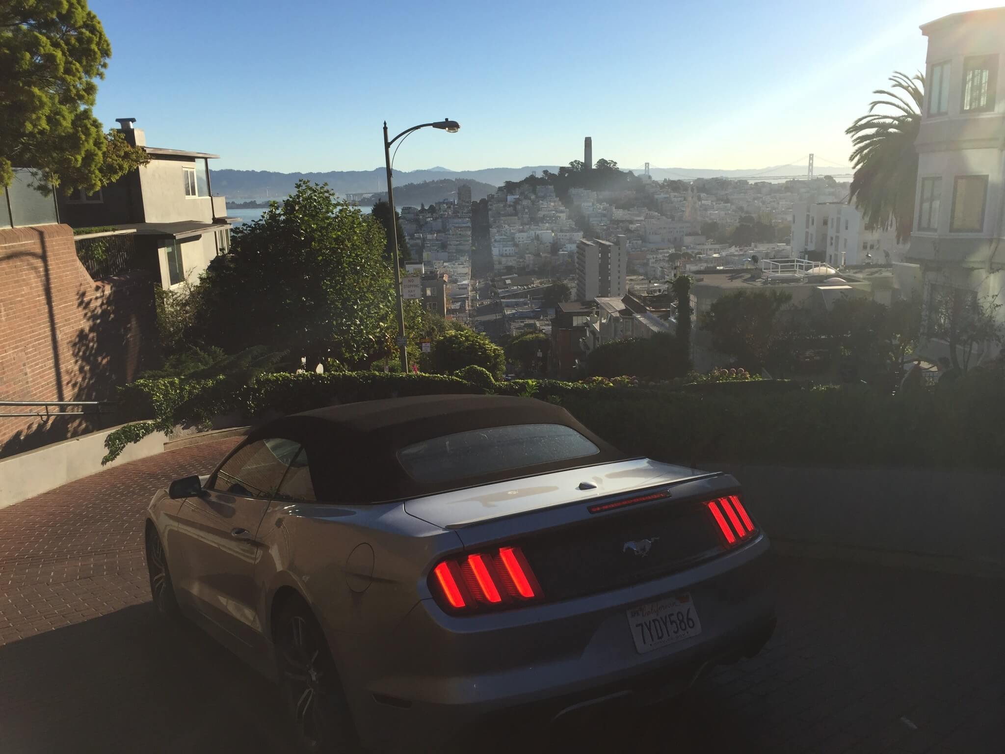 En bil snor sig langsomt ned ad Lombard Street i San Franscisco.