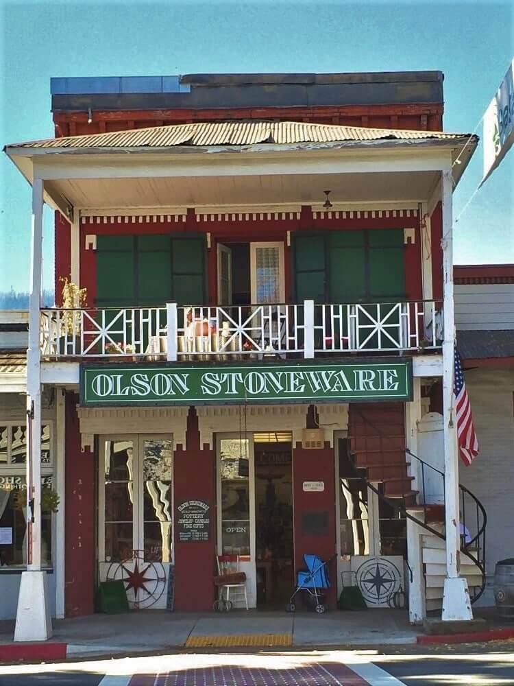 Weavervilles Main Street består hovedsageligt af historiske, velholdte bygninger. Og havde det ikke været fordi, at forretningerne var åbne, så havde man troet, at man var havnet på et museum.