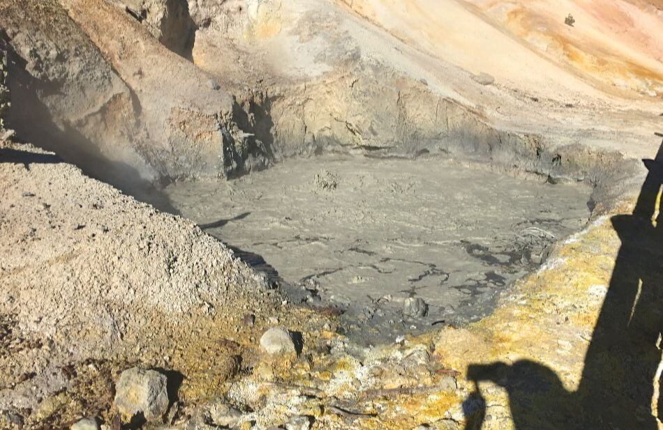 Længst mod syd i Lassen Volcanic Park kan man opleve et par kogende mudderpøle. De ligger begge helt ud til vejen og er et sjovt syn.