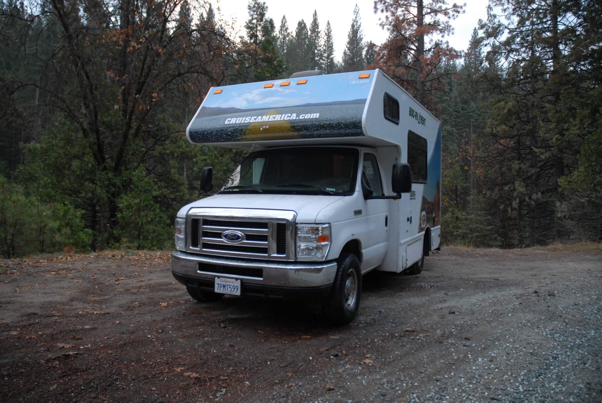 Man må gampere gratis i National Forest i Californiens skove. Denne skov var helt øde, og vi slap fra oplevelsen uden at støde på hverken bøh-mænd eller bjørne.